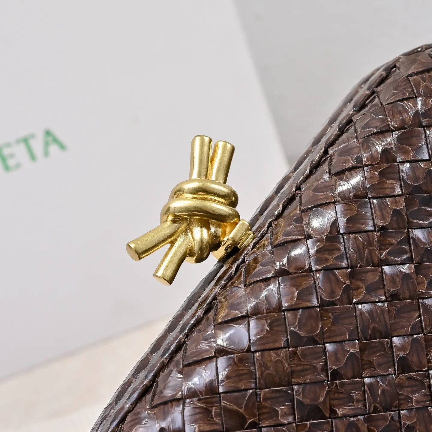 Batch 1860 #BV Knot snakeskin woven evening bag series 🐍 Fashion choice Rare snakeskin bags are full of charm 🌟Using snakeskin pattern woven with knot buckle, the unique texture makes you feel a different kind of refinement and elegance when you touch it 🎀 Its luster is low-key and luxurious, whether it is in the sun or under the light, it can reflect the charming colors 🌈 Holding it in your hand or hanging on your wrist will make you look more elegant and charming✨✨ Model: 717622 Size: 20x12x5.5
